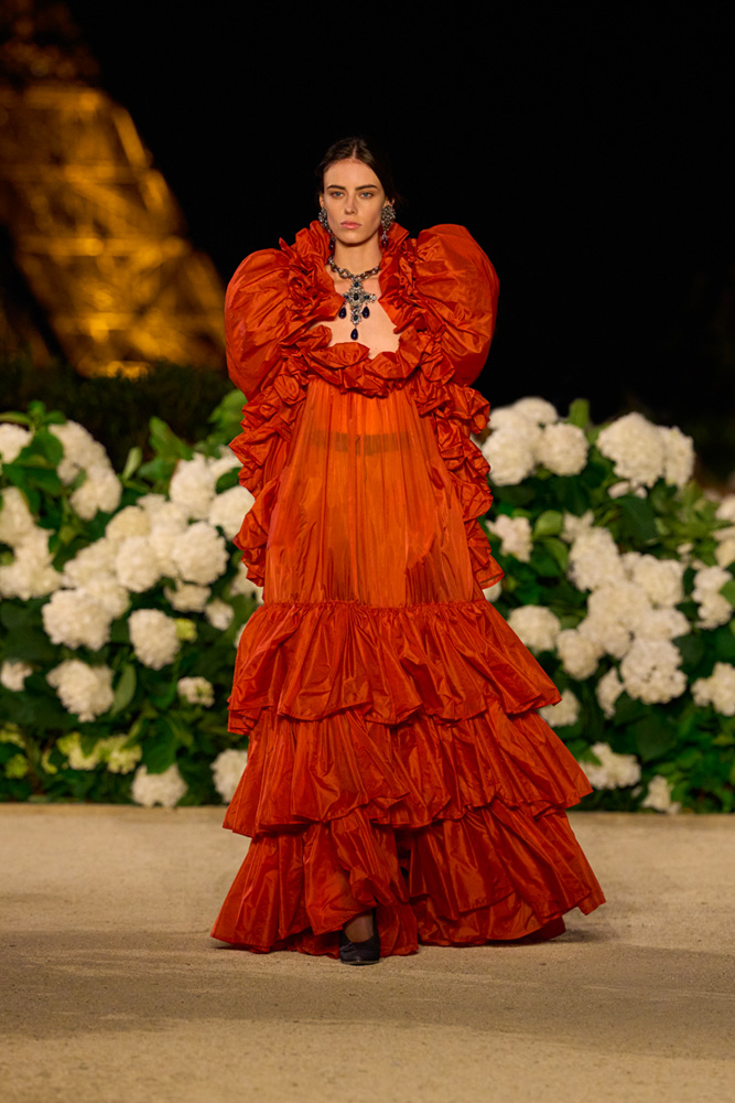 Robe prinesse duchesse du défilé Saint Laurent printemps-été 2026.