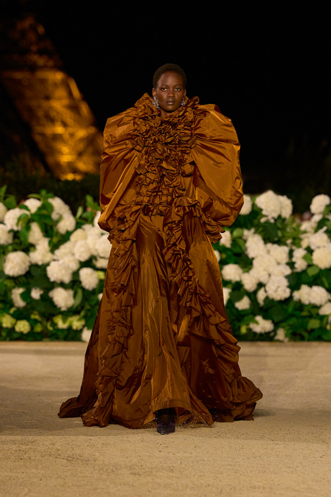 Robe prinesse duchesse du défilé Saint Laurent printemps-été 2026.