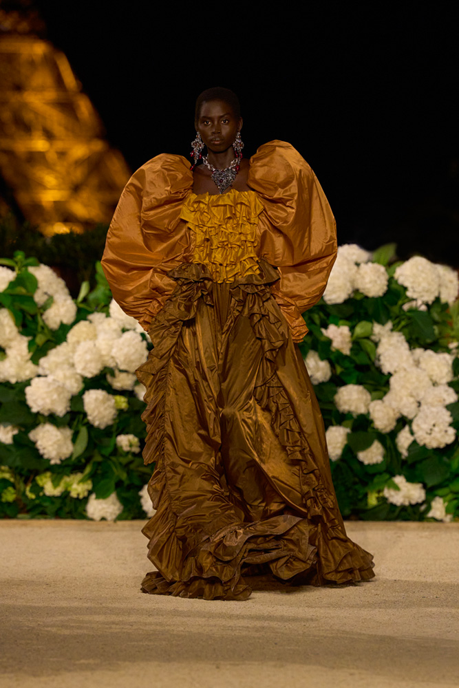 Robe prinesse duchesse du défilé Saint Laurent printemps-été 2026.