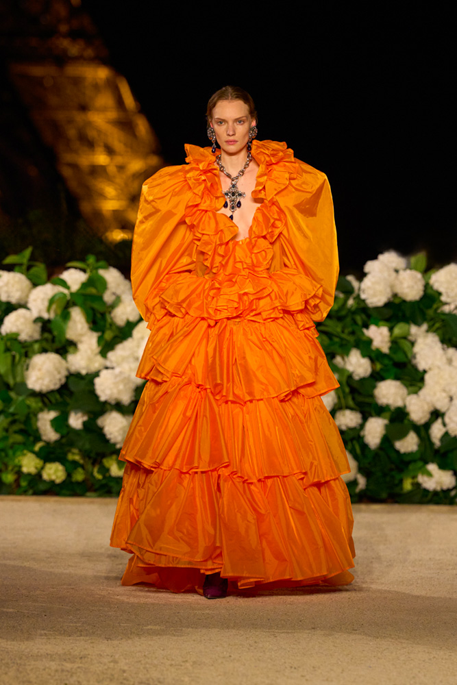 Robe prinesse duchesse du défilé Saint Laurent printemps-été 2026.