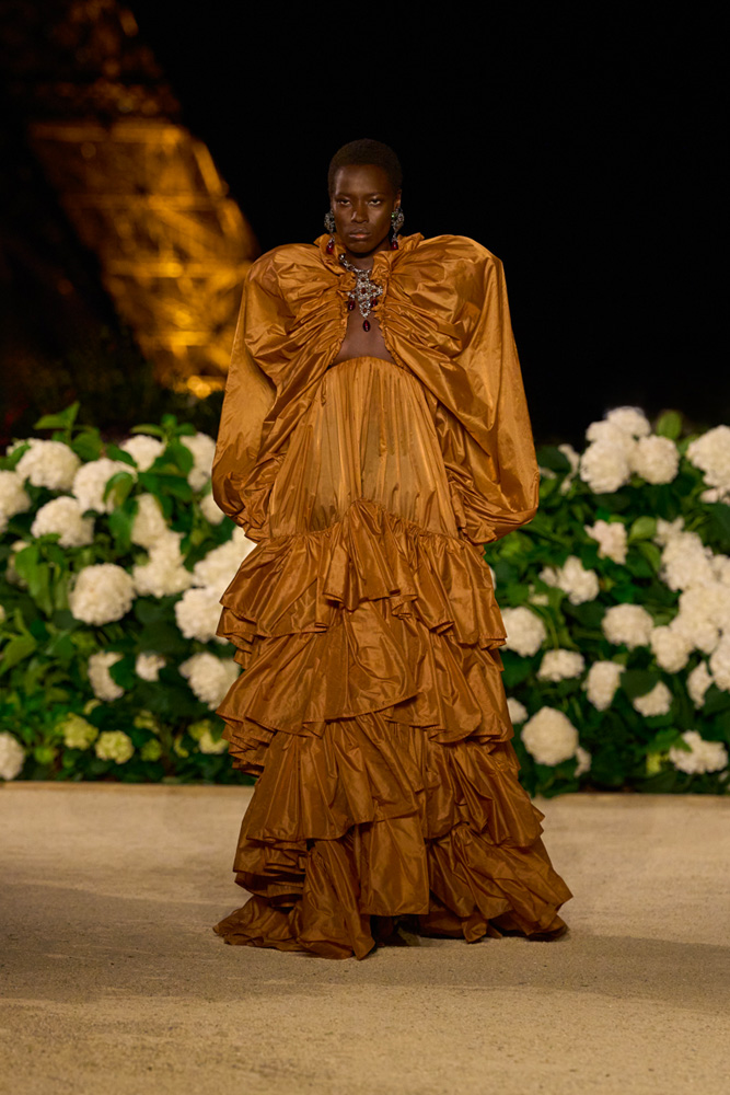 Robe prinesse duchesse du défilé Saint Laurent printemps-été 2026.