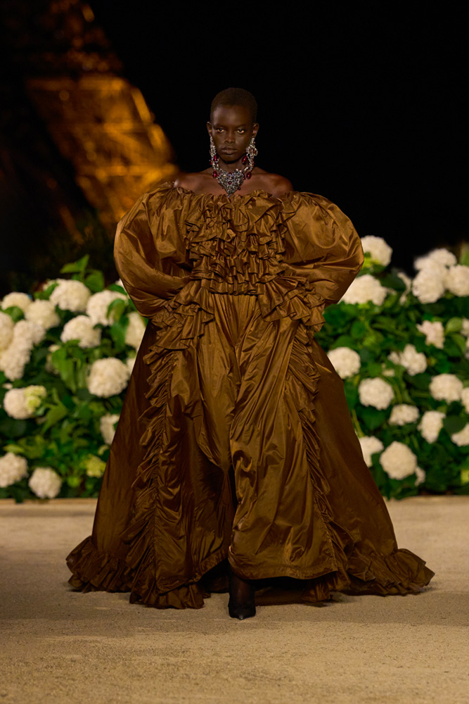 Robe prinesse duchesse du défilé Saint Laurent printemps-été 2026.