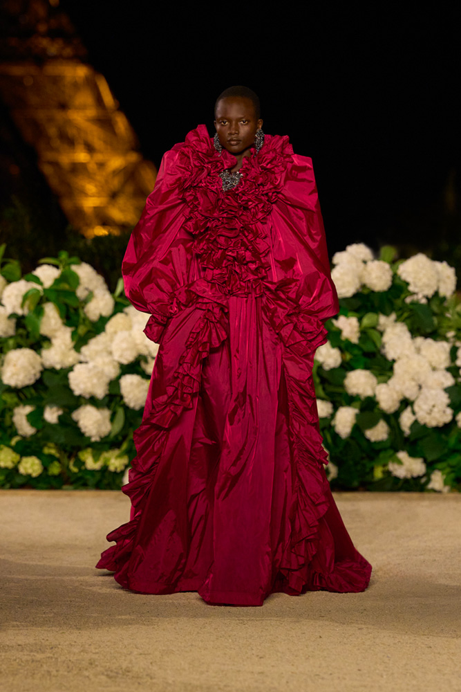 Robe prinesse duchesse du défilé Saint Laurent printemps-été 2026.