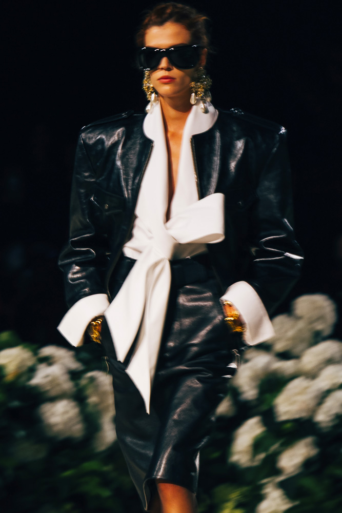 Looks en cuir 80's du défilé Saint Laurent printemps-été 2026.