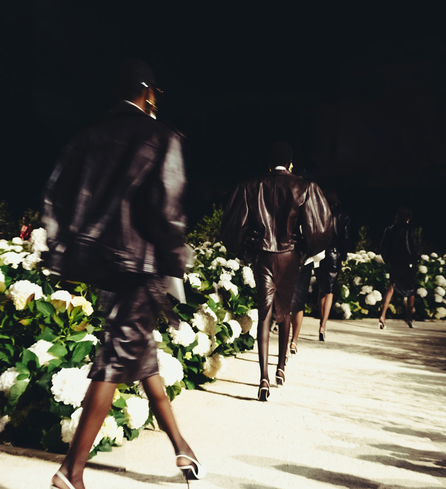 Looks en cuir 80's dudéfilé Saint Laurent printemps-été 2026.