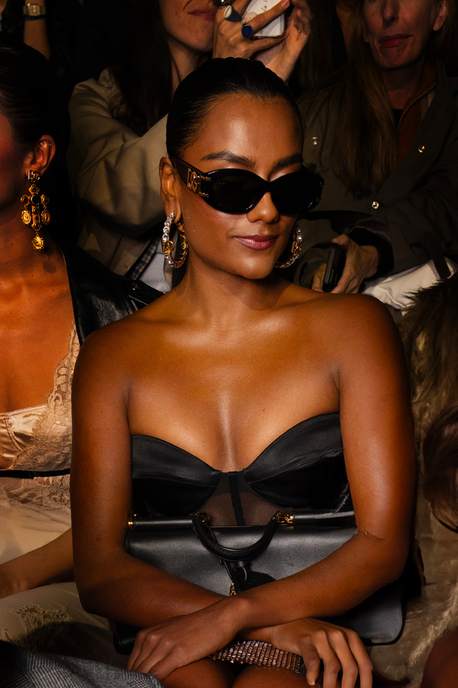 Simone Ashley au défilé Dolce & Gabbana printemps-été 2026.