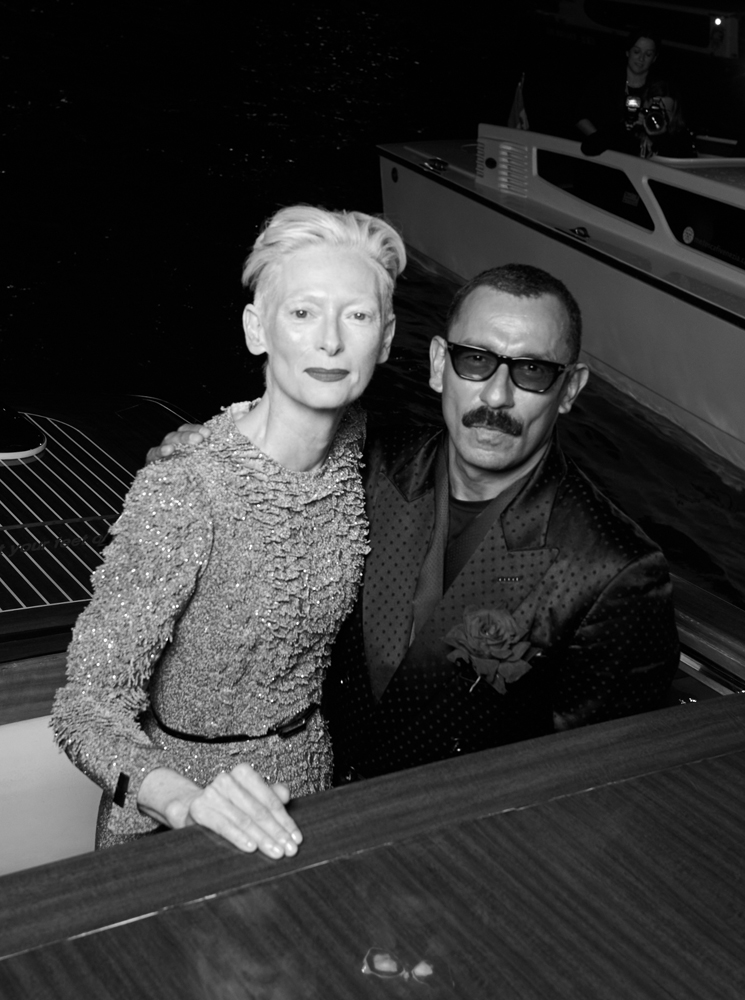 Tilda Swinton et Haider Ackermann à la soirée Tom Ford © Saskia Lawaks.