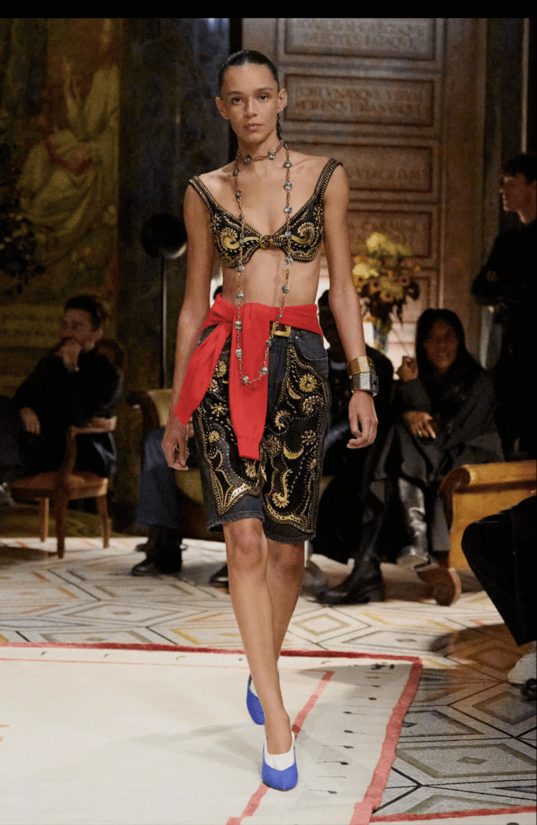 le défilé versace printemps-été 2026 tendance soutien-gorge