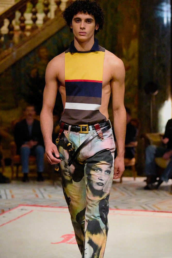 Le premier défilé Versace par Dario Vitale printemps-été 2026.