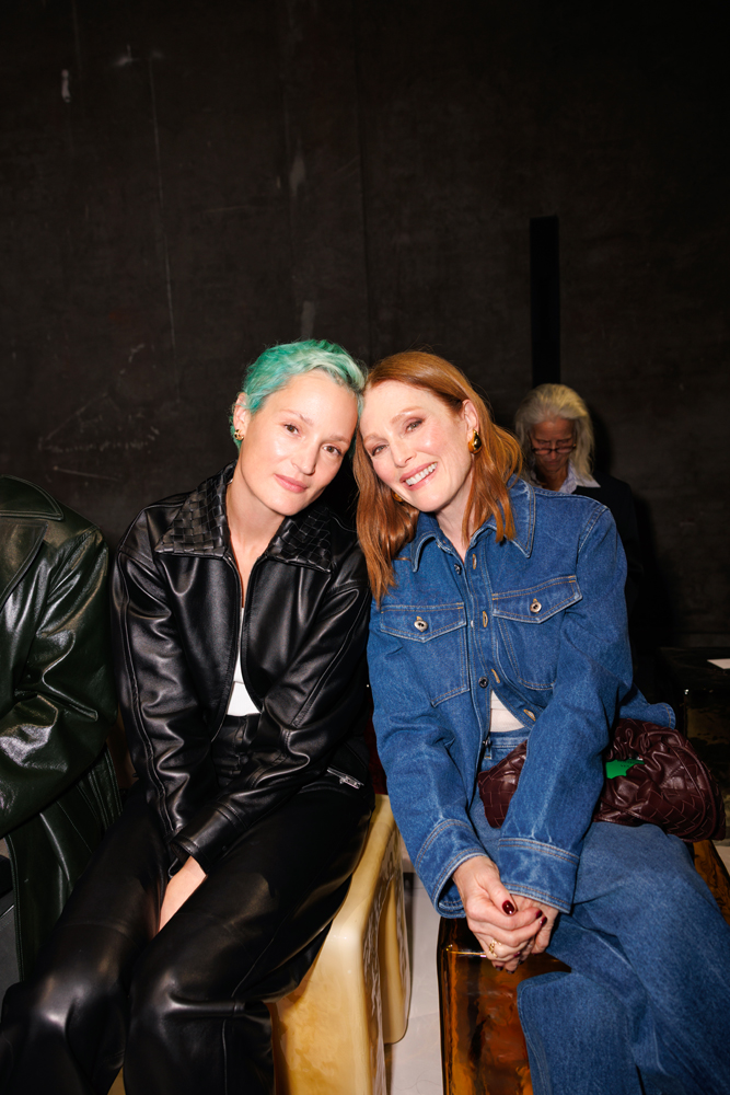 Vicky Krieps et Julianne Moore au défilé Bottega Veneta printemps-été 2026.