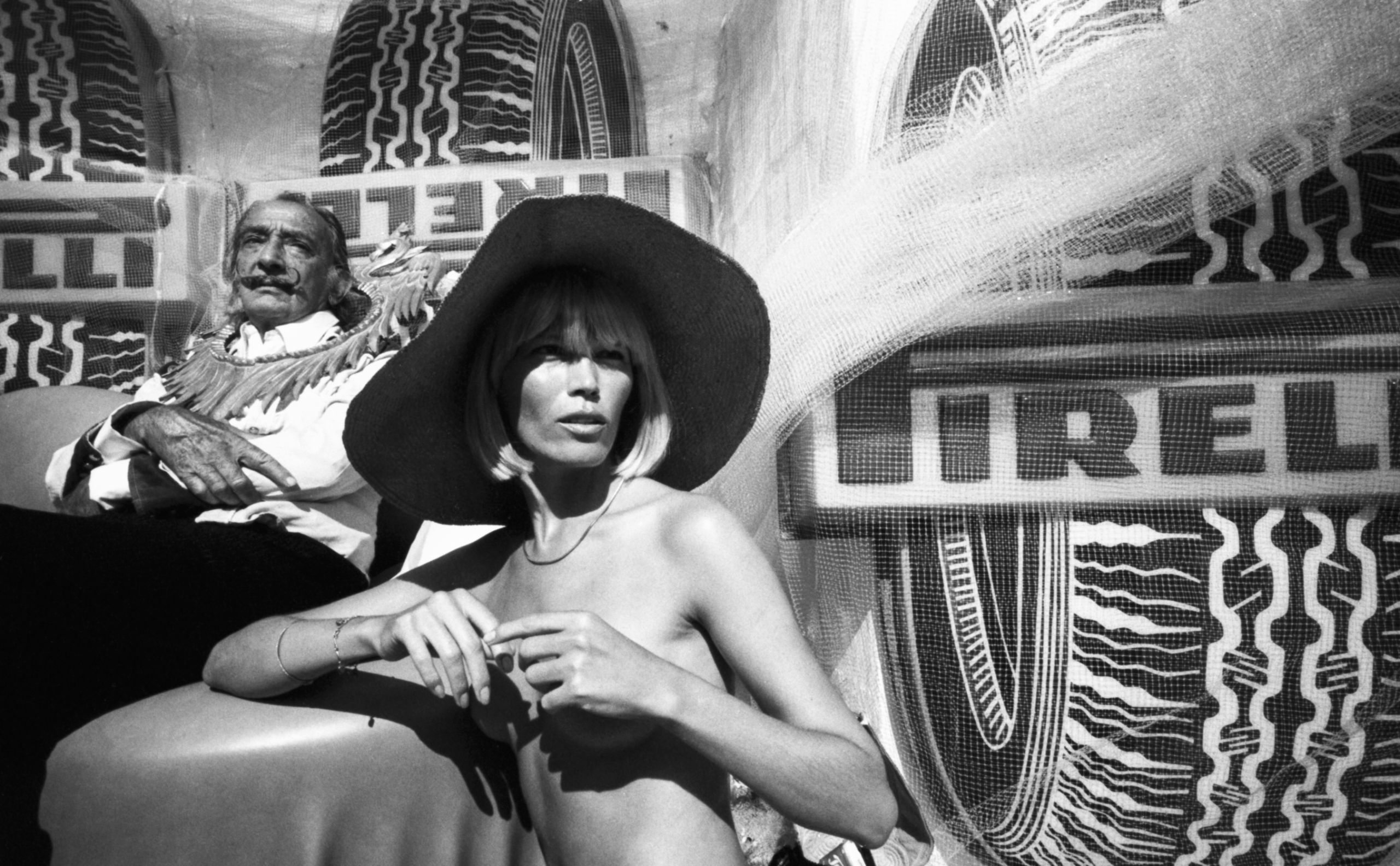 Salvador Dali avec Amanda Lear dans sa maison à Cadaqués le 28 septembre 1974. (Photo by Denis CITTANOVA/Gamma-Rapho via Getty Images).