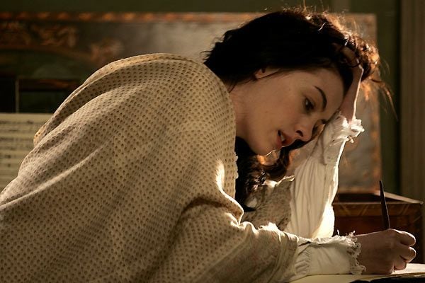 Photo de Anne Hathaway dans le rôle de Jane Austen dans le film Jane (2007).