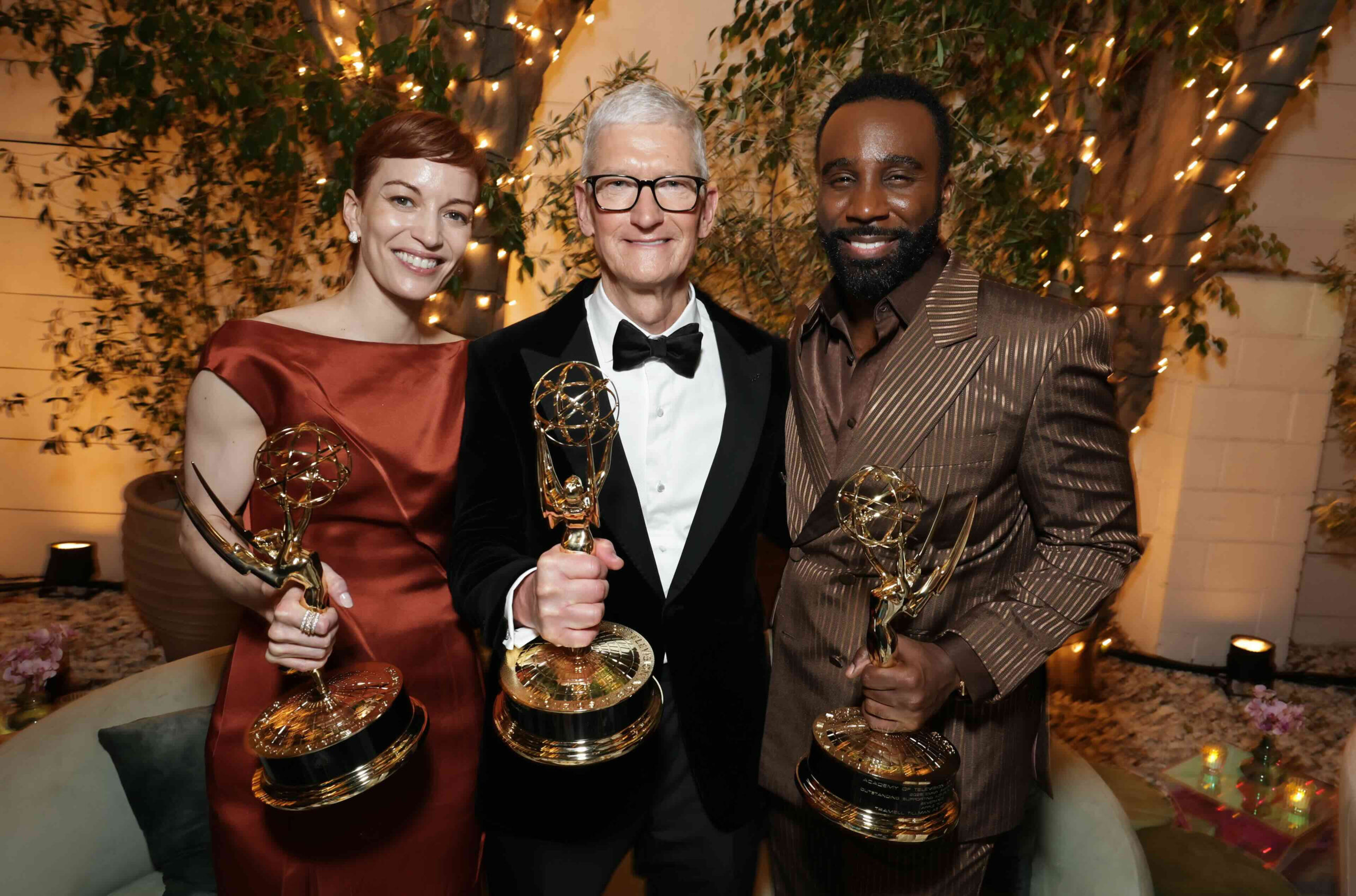 Photo des acteurs Britt Lower et Tramell Tillman, et du directeur général d'Apple TV+ Tim Cook aux Emmy Awards 2025