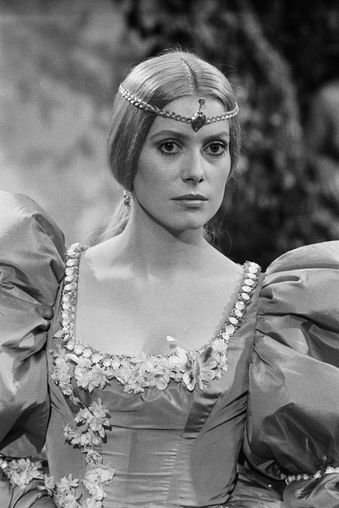 Catherine Deneuve sur le tournage du film Peau d'Âne, réalisé par Jacques Demy.