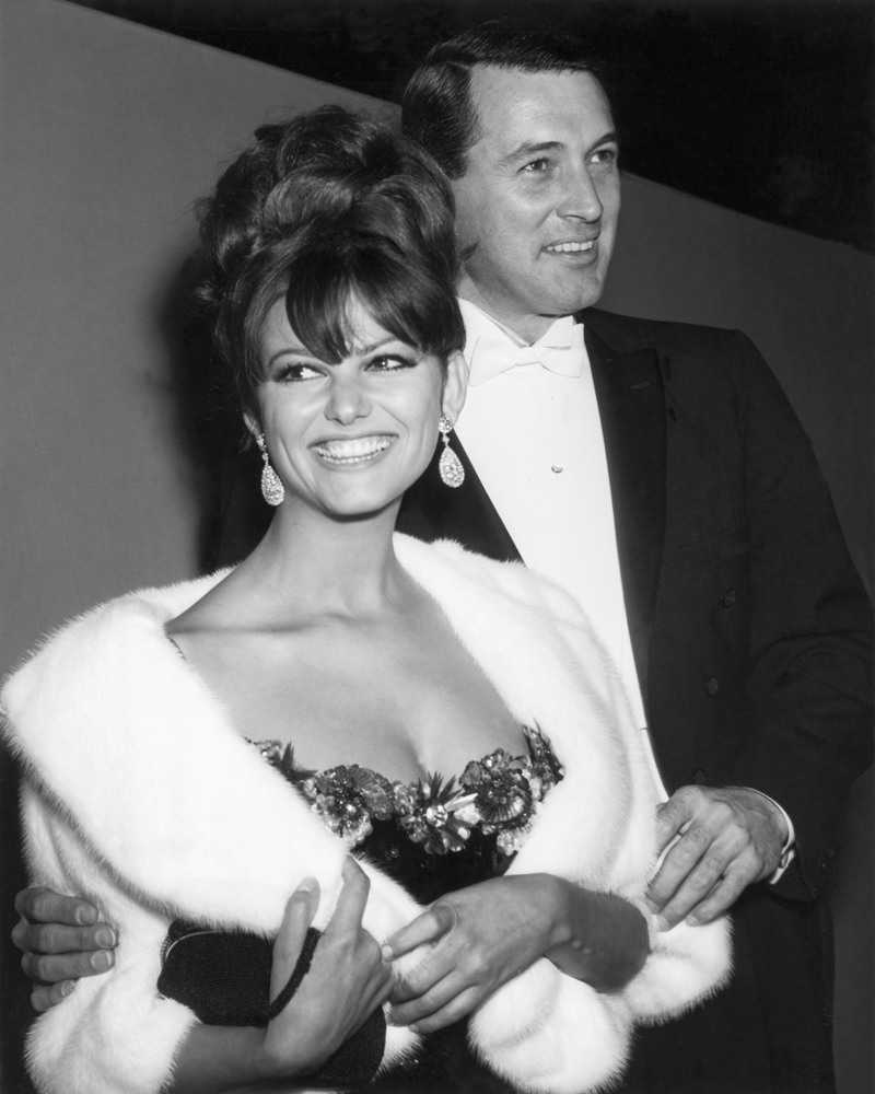 L’acteur américain Rock Hudson escorte Claudia Cardinalle. Photo non datée des années 1960.