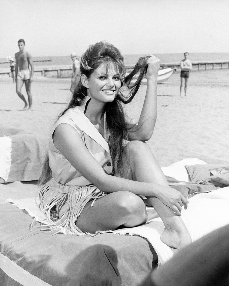 Claudia Cardinale à la plage dans les années 1960.