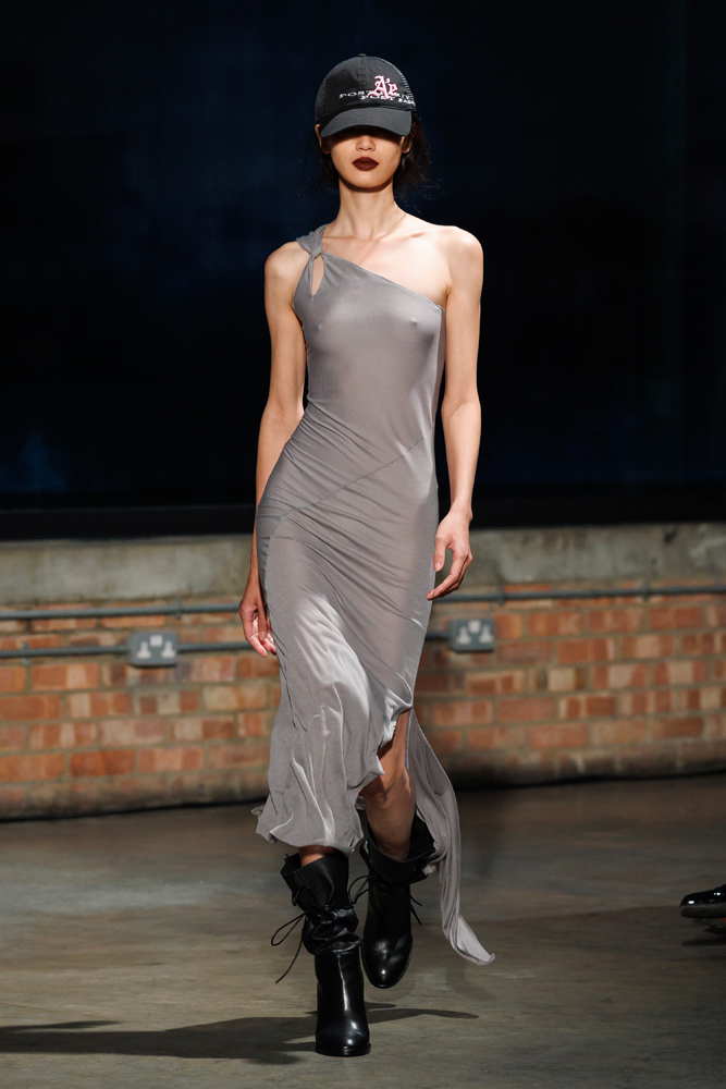 Le défilé Aaron Esh printemps-été 2026 à la Fashion Week de Londres