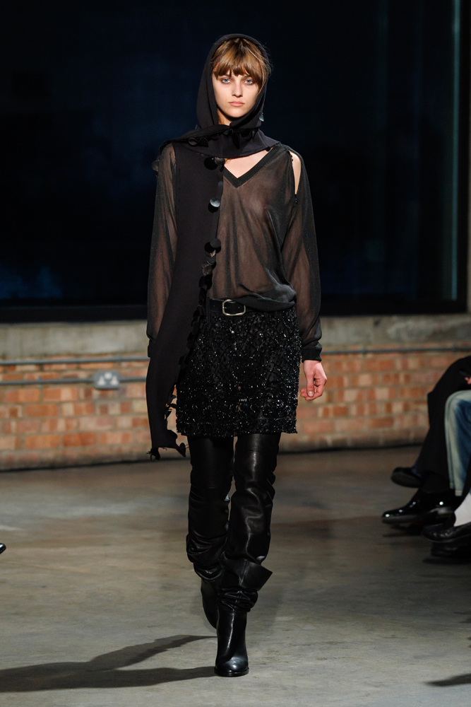 Le défilé Aaron Esh printemps-été 2026 à la Fashion Week de Londres