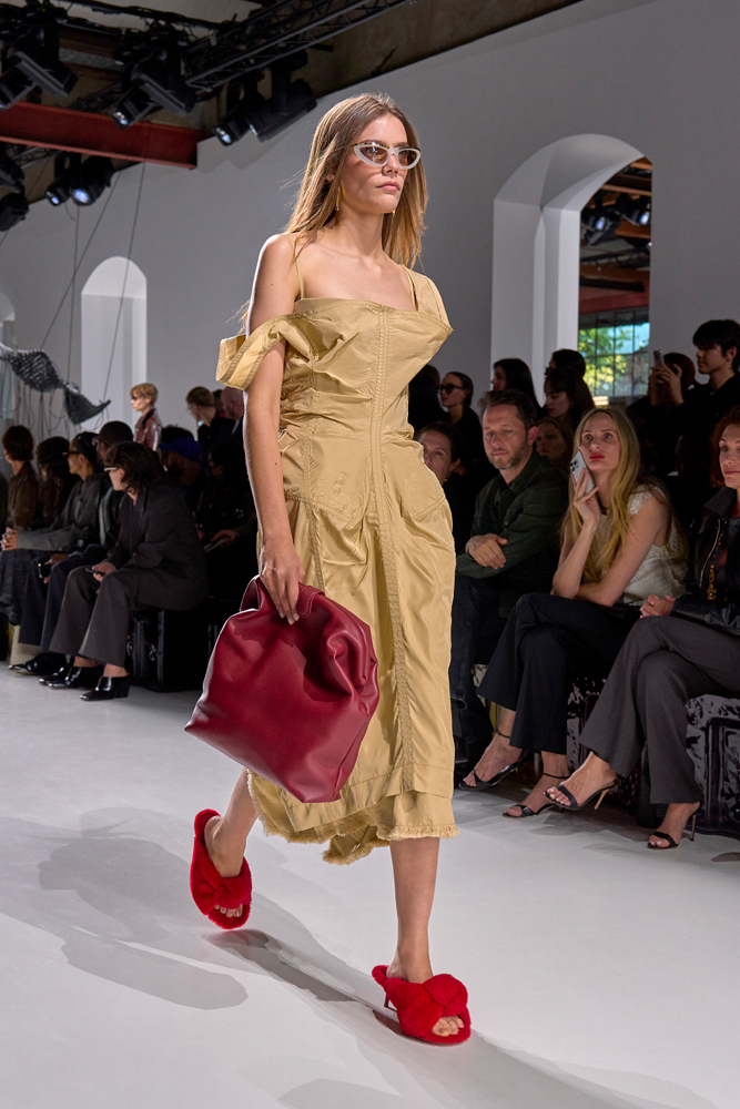 Le défilé Bottega Veneta printemps-été 2026 par Louise Trotter à la Fashion Week de Milan