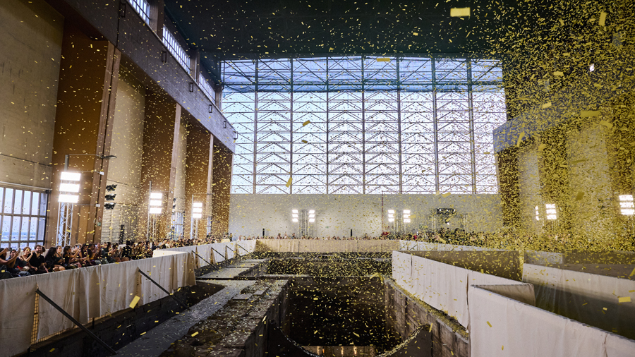 decor du défilé desigual studio 2025 à barcelone