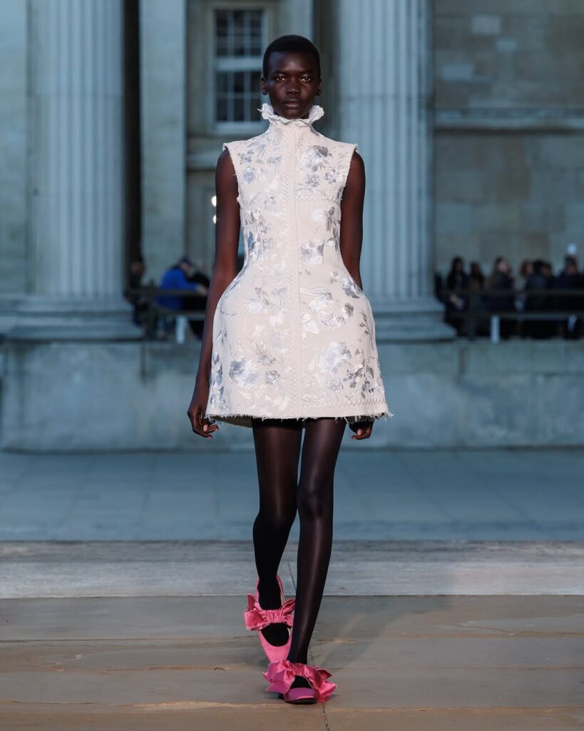 Le défilé Erdem printemps-été 2026 à la Fashion Week de Londres