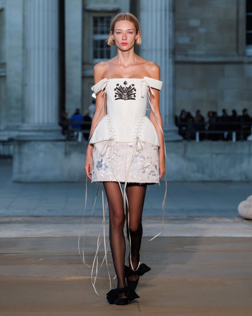 Le défilé Erdem printemps-été 2026 à la Fashion Week de Londres