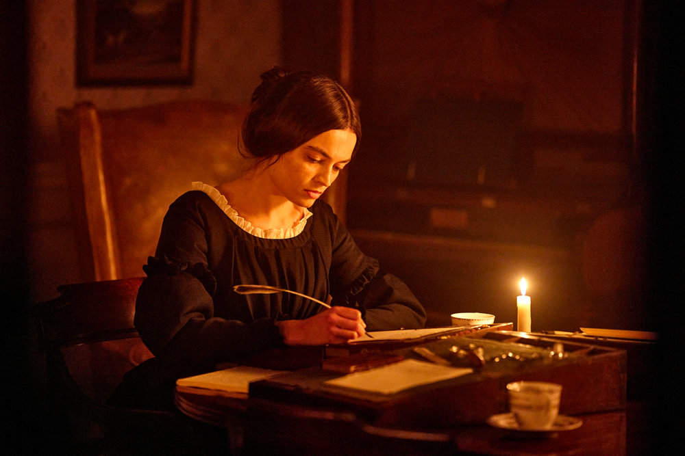 Photo de l'actrice Emma Mackey dans le film Emily (2022) où elle incarne au cinéma l'autrice Emily Brontë.