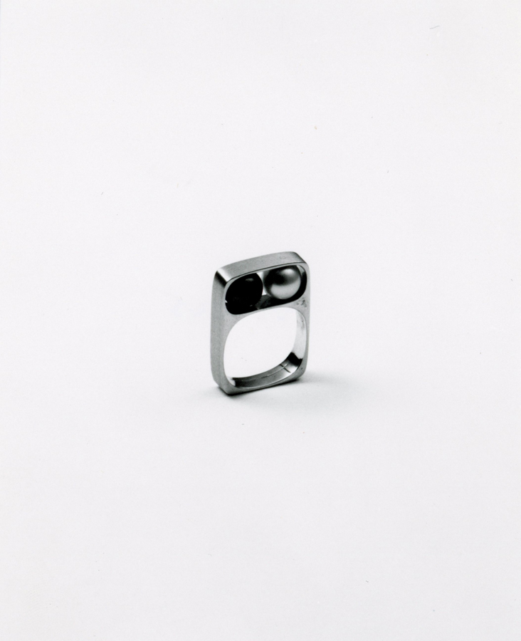 Bague Deux Perles en or et perles, collab. Pierre Cardin – dinh van, 1967.