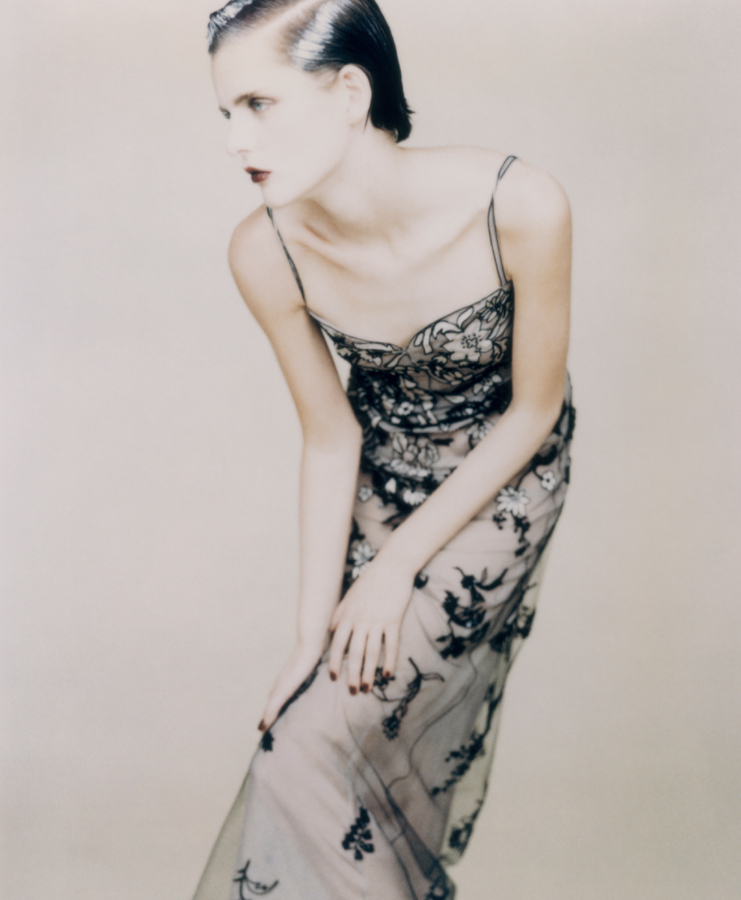 stella tennant pour la collection giorgio armani printemps-été 1997