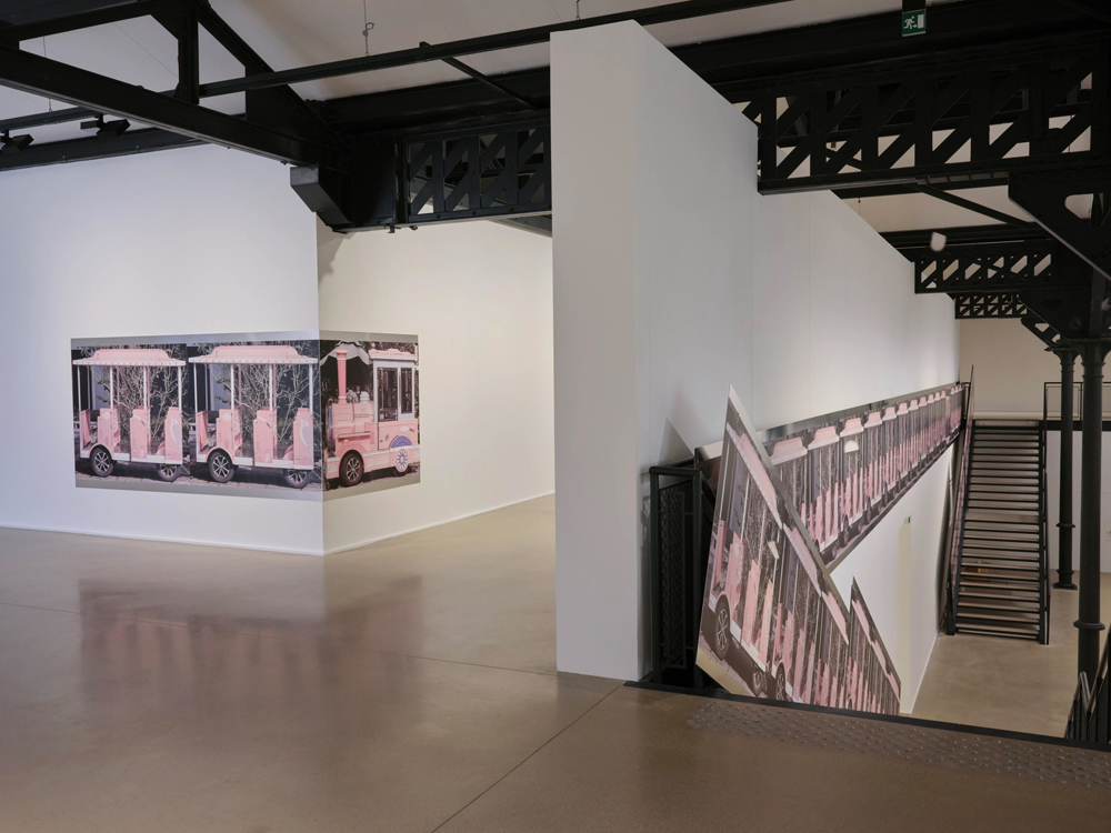 œuvre de l'artiste Peter Fischli,  Trackless Train, (2025), exposé LUMA Arles en 2025