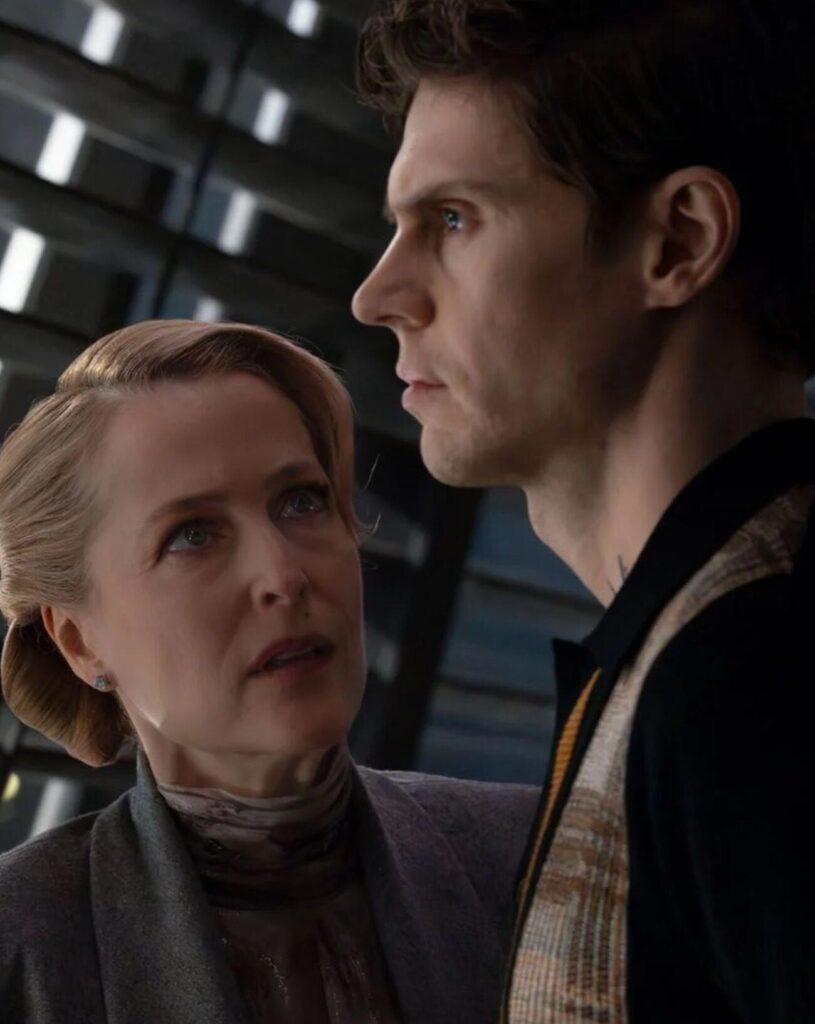 Evan Peters et Gillian Anderson dans le film Tron: Ares.