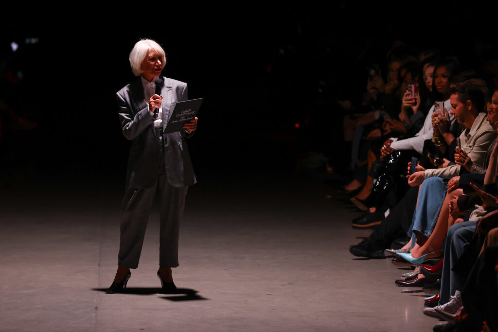 l'actrice Helen Mirren lors du défilé Stella McCartney printemps-été 2026 à la Fashion Week de Paris. 