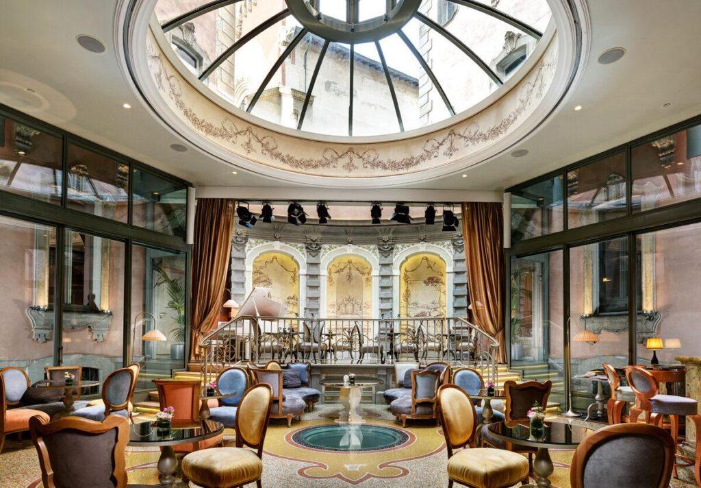 Lobby et bar de l'hôtel Château Monfort à Milan.