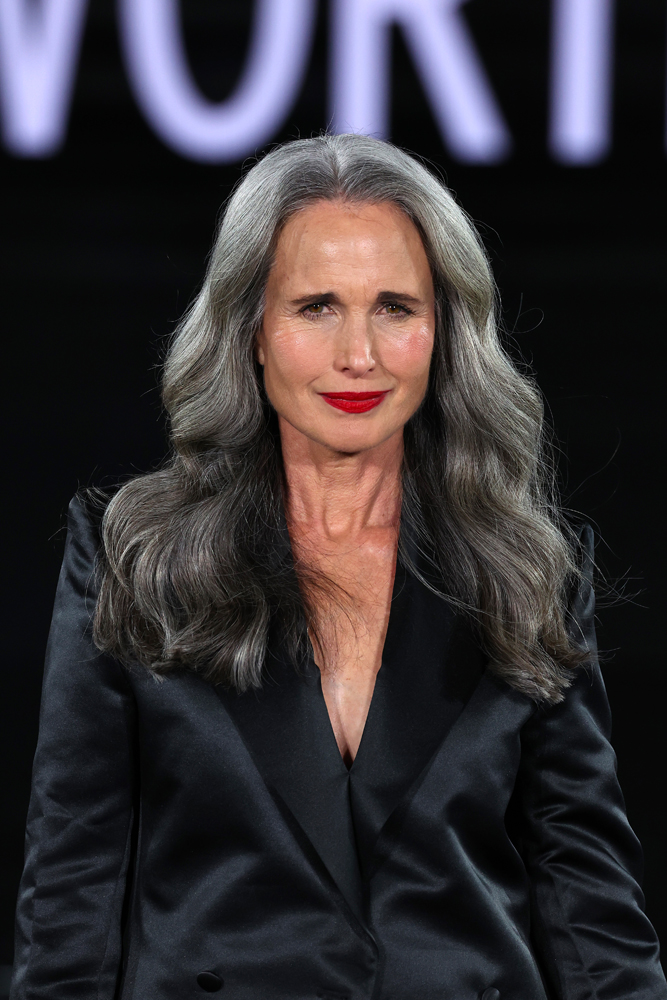 L'actrice Andie MacDowell au défilé L'Oréal à Paris le 29 septembre 2025.