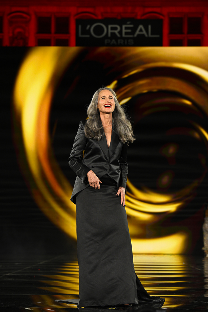 L'actrice Andie MacDowell au défilé L'Oréal à Paris le 29 septembre 2025.