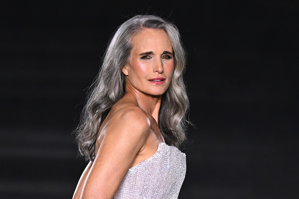 L'actrice Andie MacDowell en robe à strass au défilé L'Oréal Paris le 23 septembre 2024 à Paris