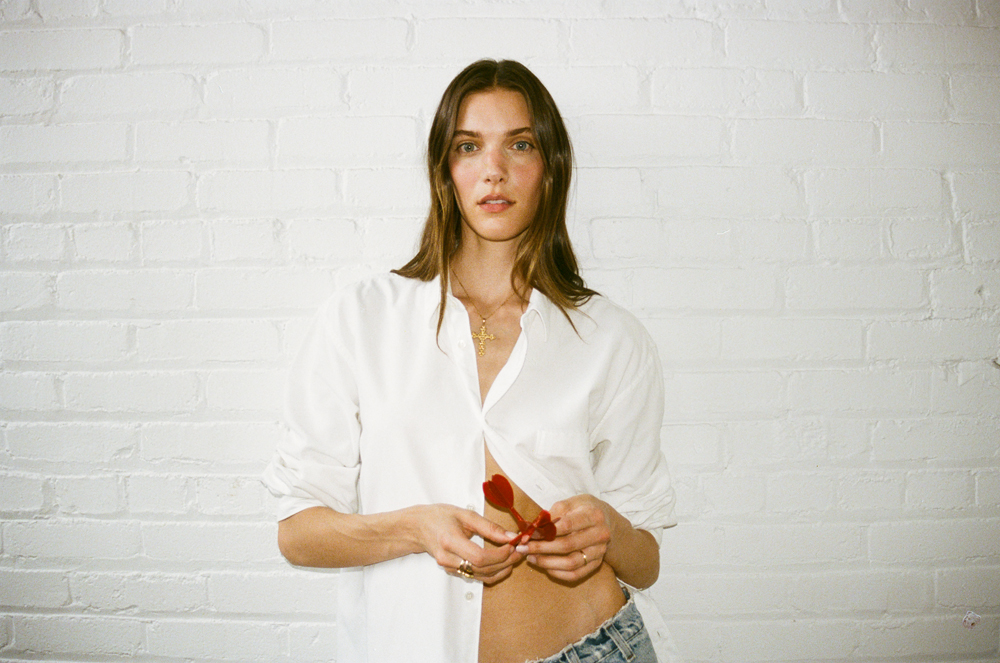 Portrait et interview de la chanteuse Charlotte Cardin.