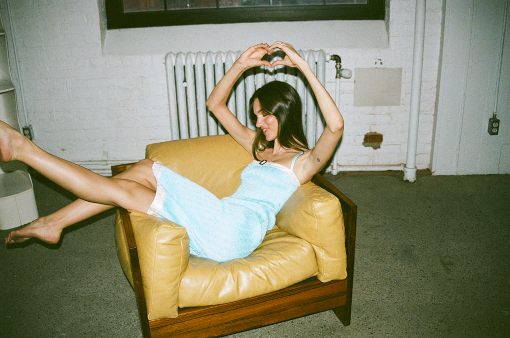 Portrait et interview de la chanteuse Charlotte Cardin.