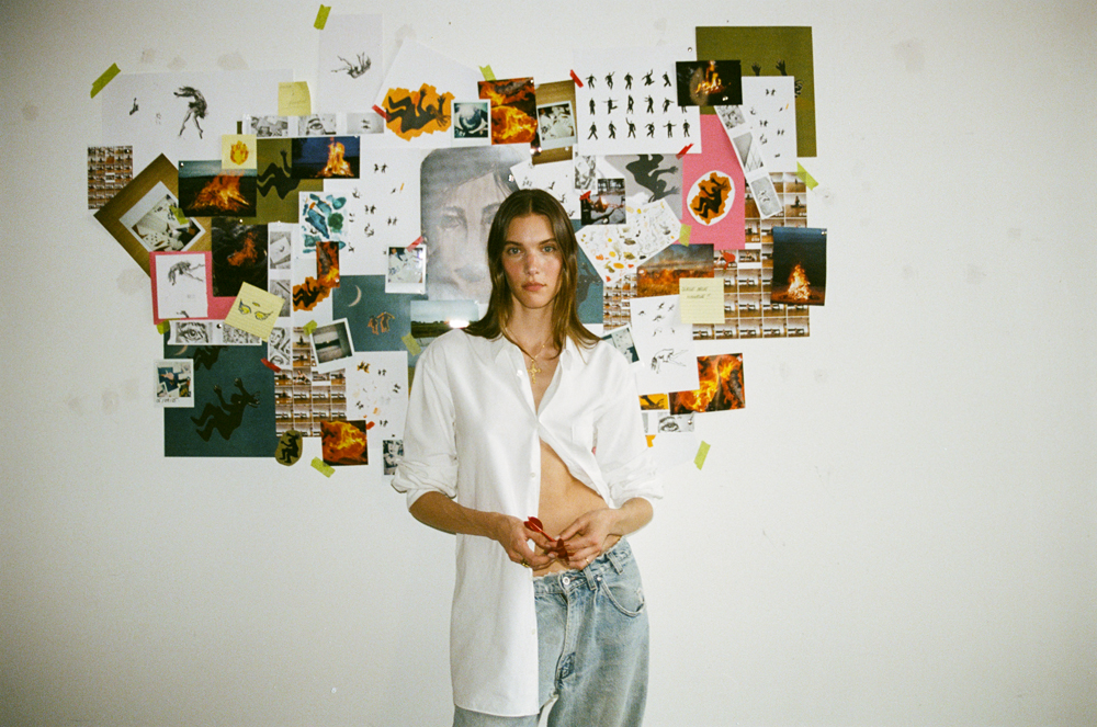 Portrait et interview de la chanteuse Charlotte Cardin.