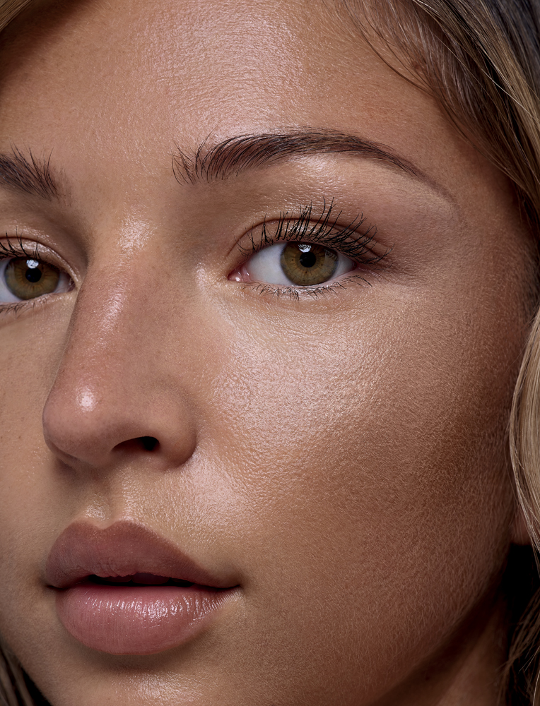 Portrait de la chanteuse Eva avec une mise en beauté L’Oréal Paris.