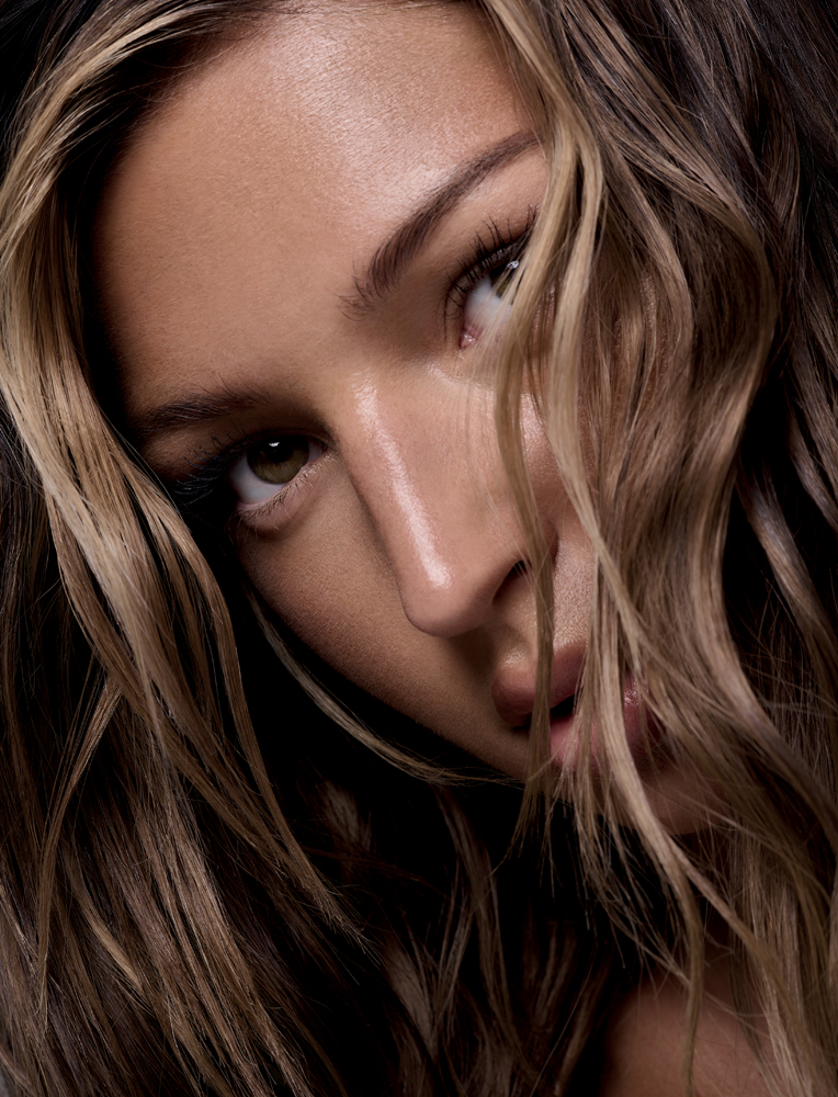 Portrait de la chanteuse Eva avec une mise en beauté L’Oréal Paris.