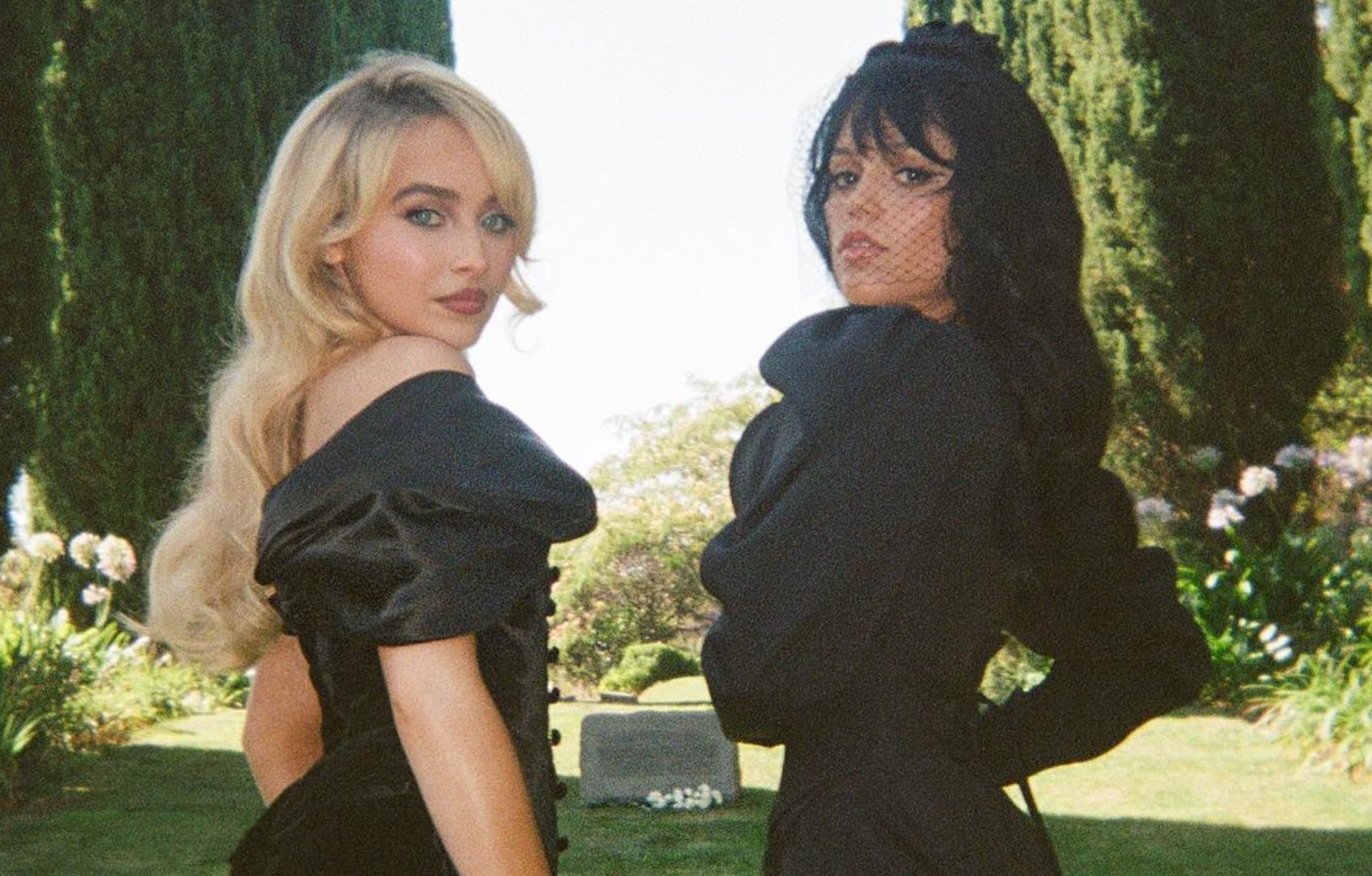 Sabrina Carpenter et Jenna Ortega.