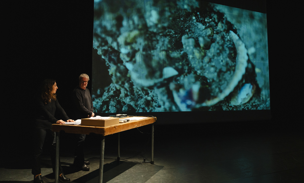 Photo de la performance La Vertigineuse histoire d’Orthosia de Joana Hadjithomas et Khalil Joreige pour le festival Échelle Humaine.