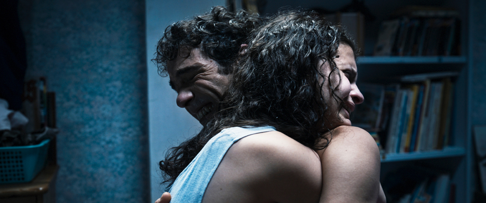 Photo des acteurs Tahar Rahim et Mélissa Boros dans le film Alpha (2025) de Julia Ducournau.