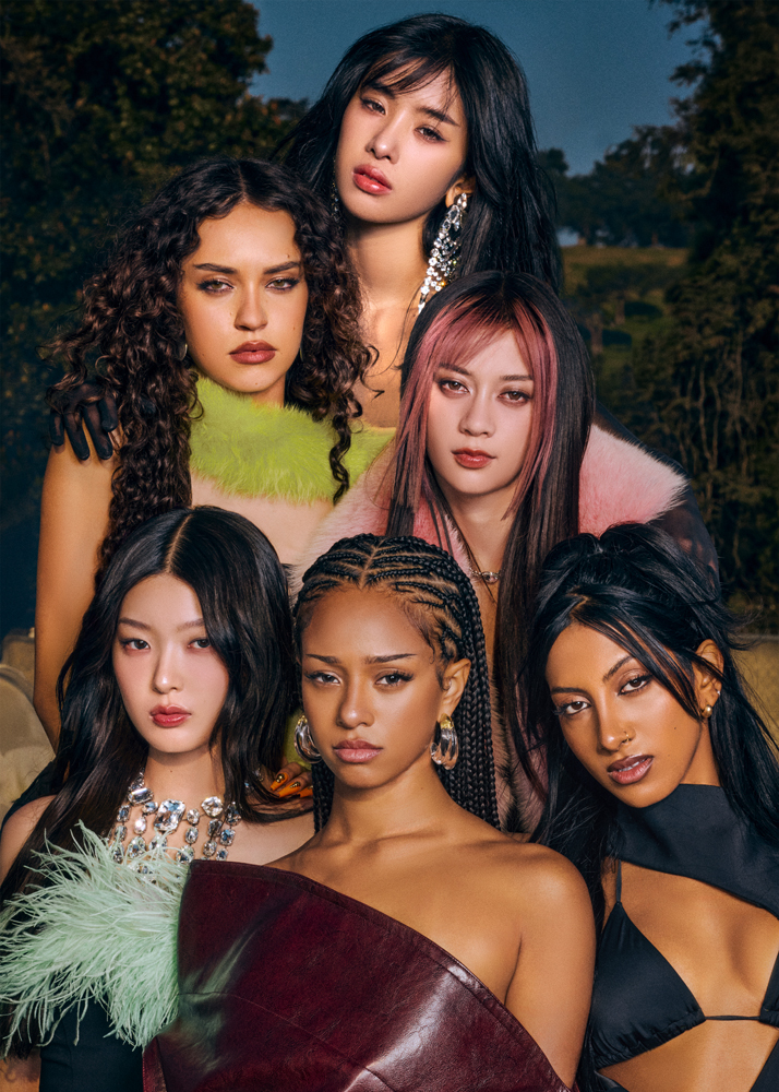 Portrait du groupe Katseye : Le groupe Katseye : Sophia Laforteza au premier rang, Daniela Avanzini et Megan Skiendiel au second rang, Yoonchae Jeung, Manon Bannerman et Lara Raj au troisième rang.