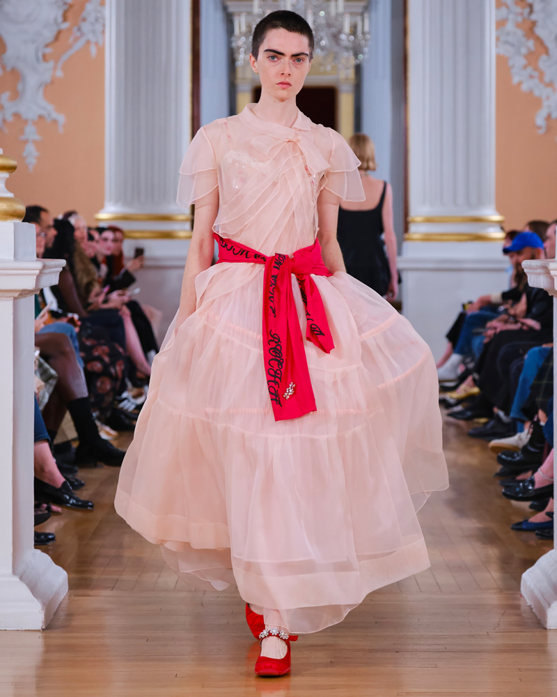 Le défilé Simone Rocha printemps-été 2026 à la Fashion Week de Londres
