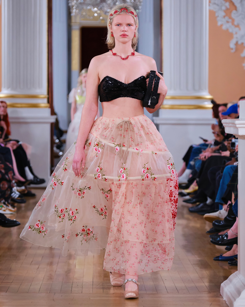 Le défilé Simone Rocha printemps-été 2026 à la Fashion Week de Londres