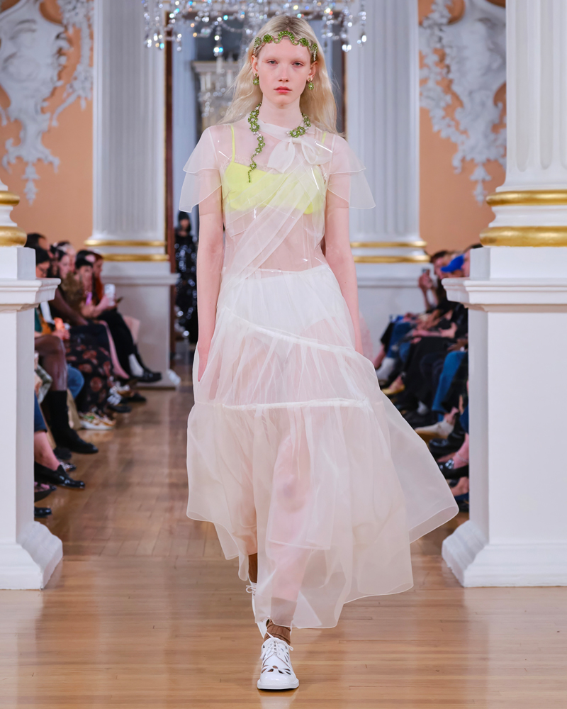 Le défilé Simone Rocha printemps-été 2026 à la Fashion Week de Londres