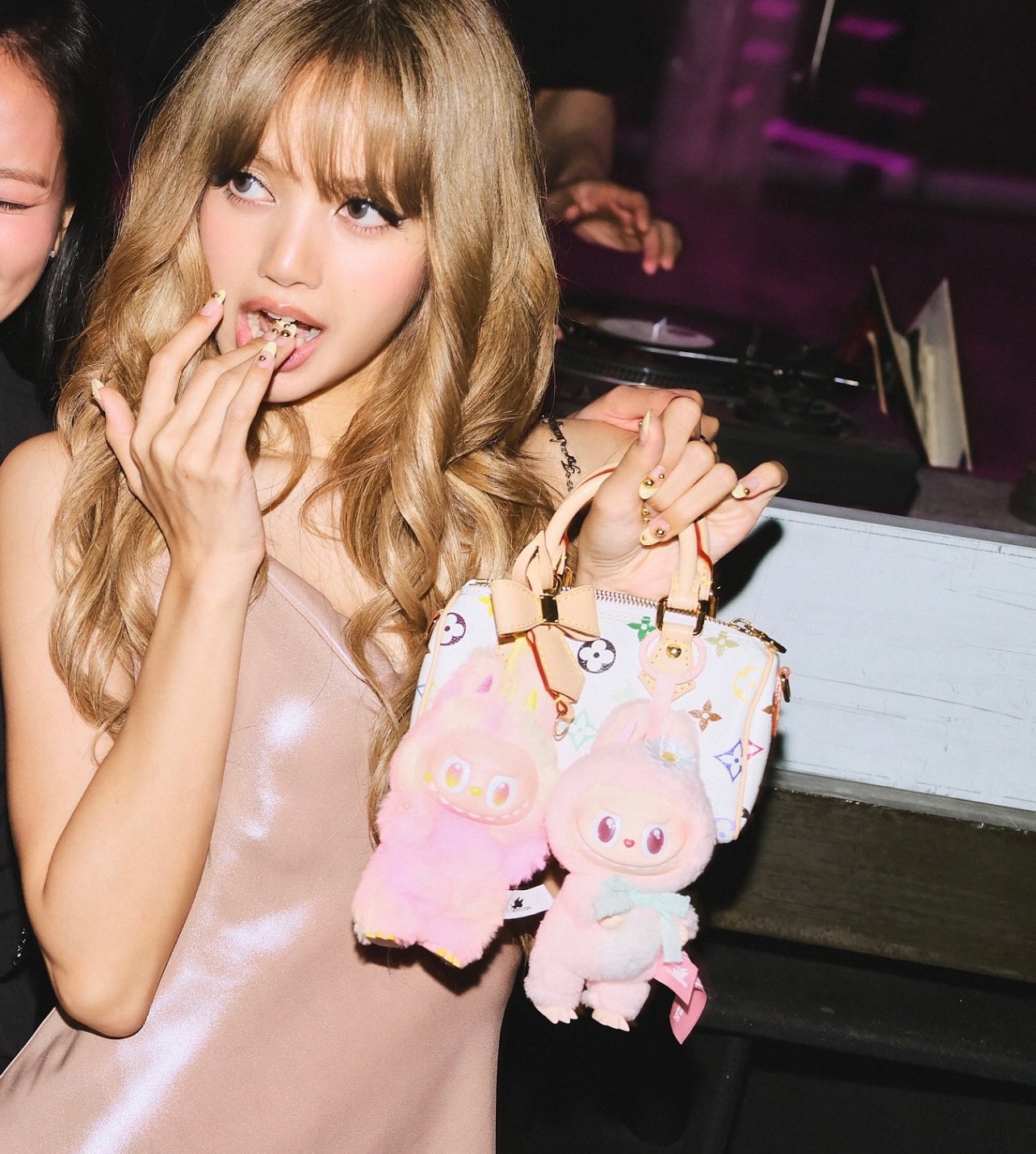 La chanteuse Lisa avec des peluches Labubu.