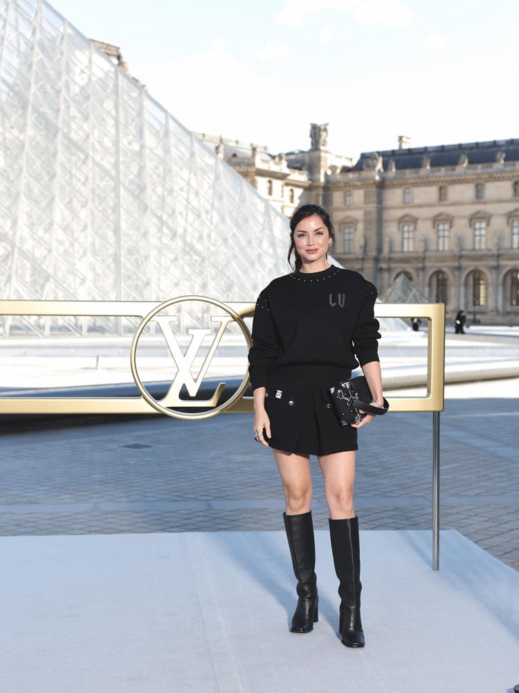Ana de Armas assiste au défilé Louis Vuitton Femme Printemps/Été 2026 dans le cadre de la Fashion Week de Paris, le 30 septembre 2025 à Paris, en France. 